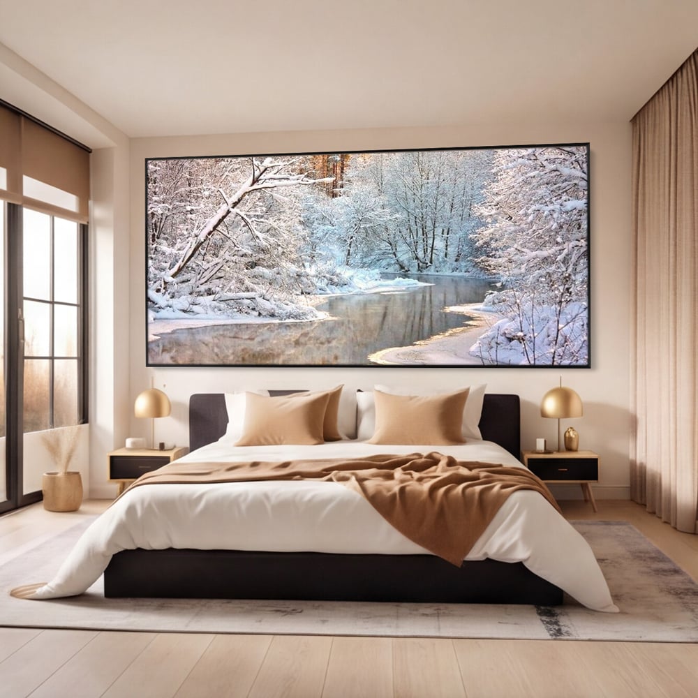 Tablou canvas cu tablou canvas cu peisaj de iarna pe rau, in rama de aluminiu negru, pe perete intr-un dormitor